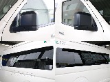 運転席側に小窓が2カ所ありますので車内の換気などもして頂けます！
