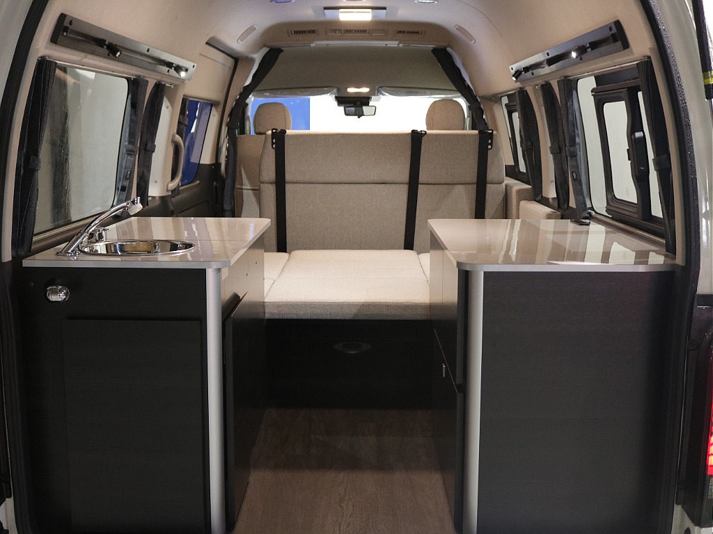 キッチンスペースはリアゲート付近に集まっております♪