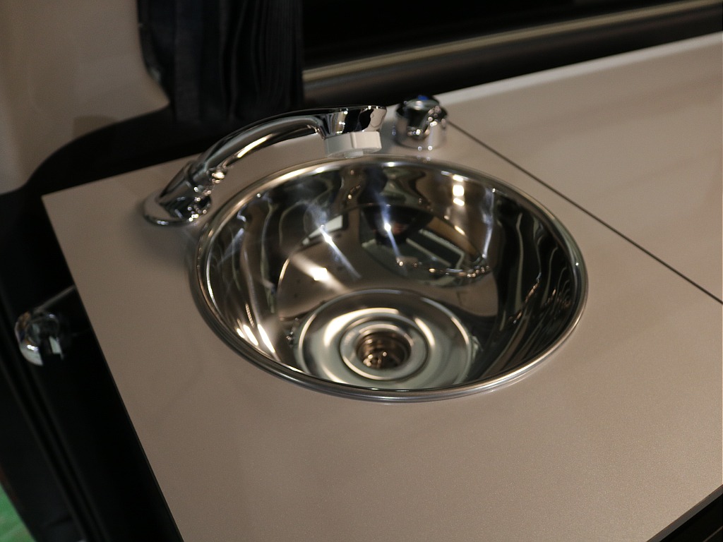 シンクが装着されており車内で水道代わりにご利用いただけます♪