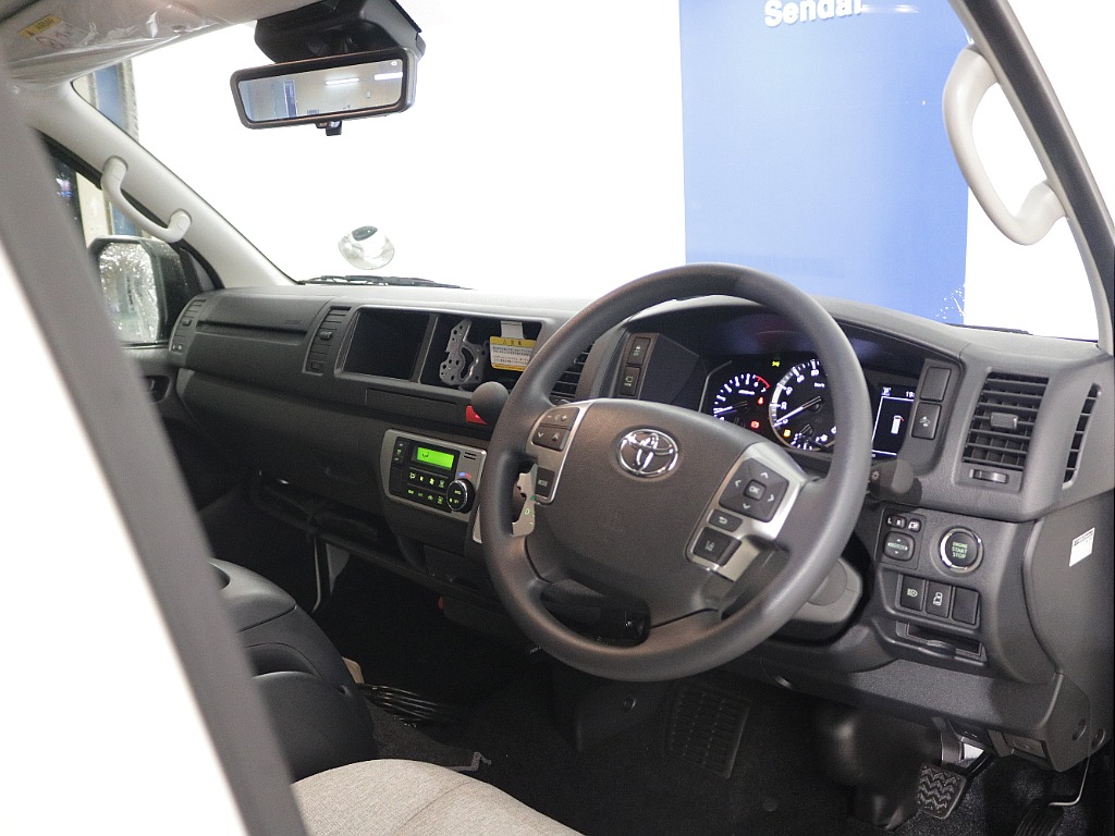 操作性、多機能性にわたる広々としたコックピット！！充実の内装です♪