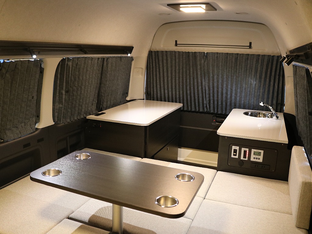 リア前面にカーテン施工済みです☆☆