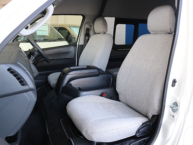 キャンピングカー専用のシートカバーが装着されております☆☆