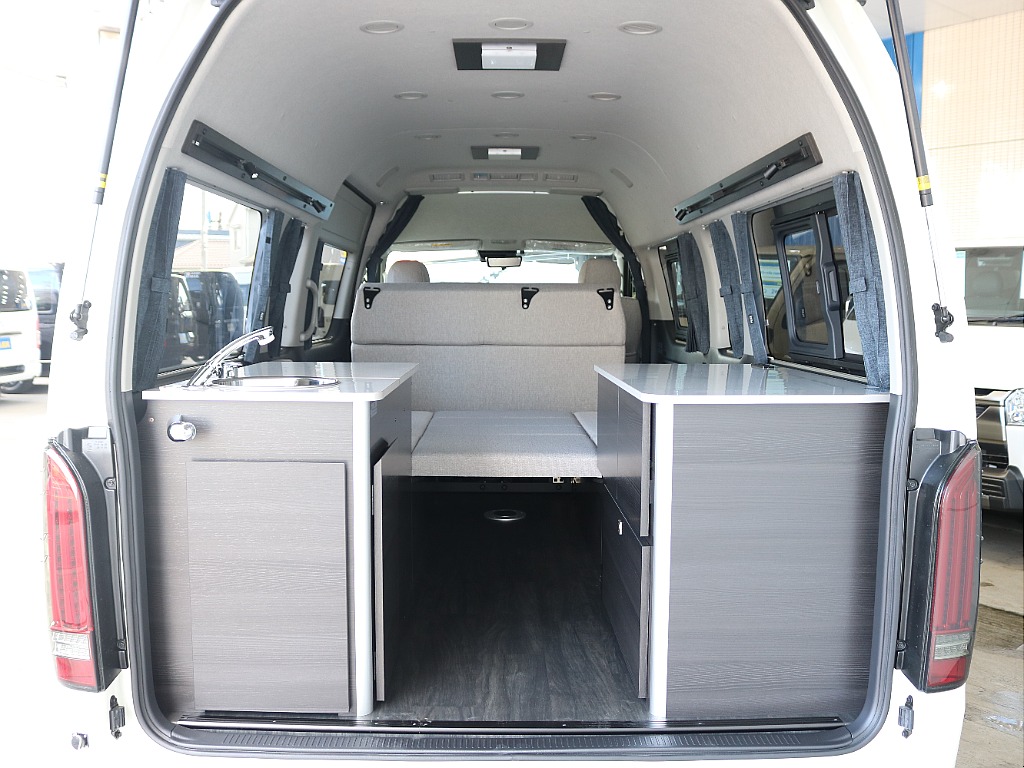 黒木目調の家具とフローリングが装着されお洒落な内装になっております♪♪