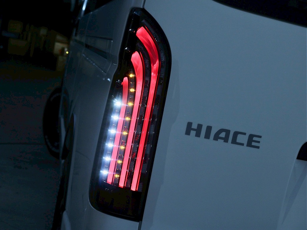 常時７０台以上のハイエース在庫数、フレックス株式会社ハイエース千葉北店！
