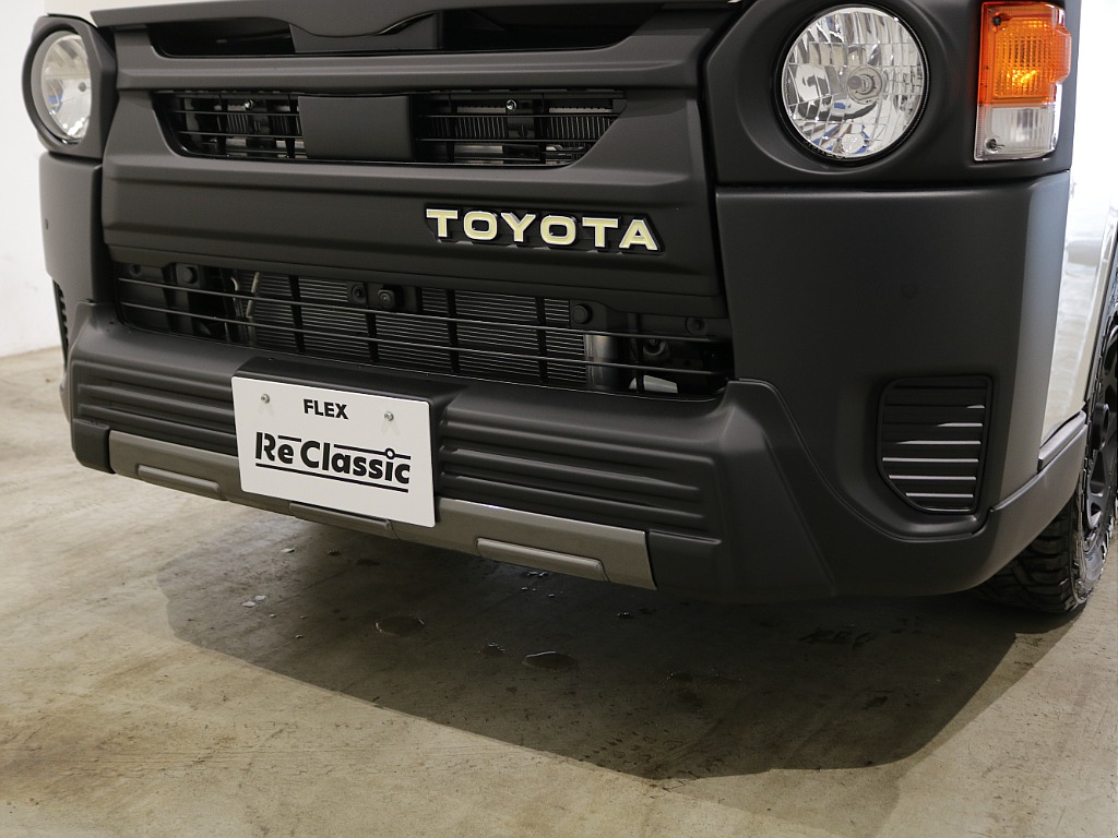 TOYOTAロゴがワンポイントのフロントグリル? マッドブラック塗装！！