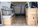 ベットマットの収納時は大きなお荷物も積載が可能です！便利なフロア施工済み♪