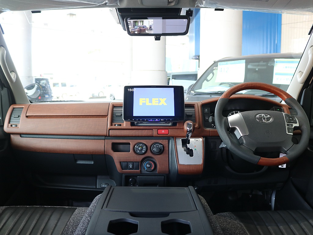 茶木目インテリアパネルセット装着済みで明るい車内空間になっております♪♪