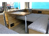 展開は様々で脱着式のテーブルを使用することで食事も楽しめます♪