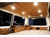 陽が落ちてからのご利用もイメージしてみました！気の温もりに暖色系のライトが車内を暖かく照らしてくれます！ベッドに横になり読書など、ご自分の時間を過ごしてみてはいかがでしょうか？