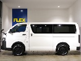 リヤスライドドアは小窓付きなので乗車中や車中泊時の時でも換気などできるので快適にお過ごしいただけます♪