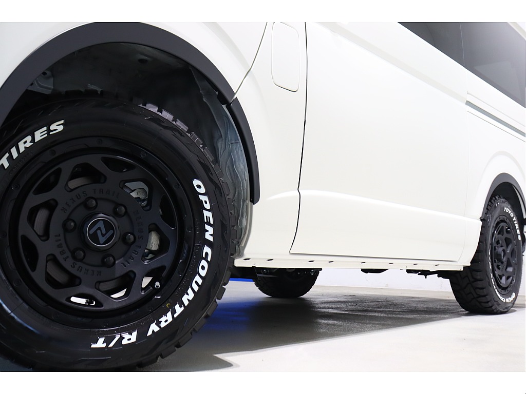 NT-1アルミホイールとTOYOオープンカントリータイヤを装着してワイルドな仕様に仕上げております！