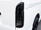 PRESTIGEテールランプ、各部がブラックの車体によく合います！　シーケンシャルウィンカー搭載です！