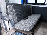 ファブリックと皮調のコンビシートが木目調の内装とぴったりあってます！