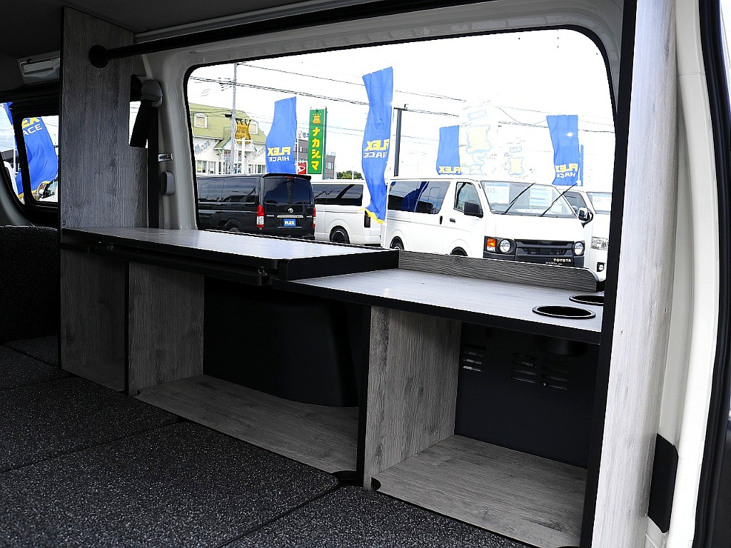 運転席側の荷室には大型収納を完備☆ 上部の天板にはスライド機能が搭載され、簡単な食事、作業も可能です！