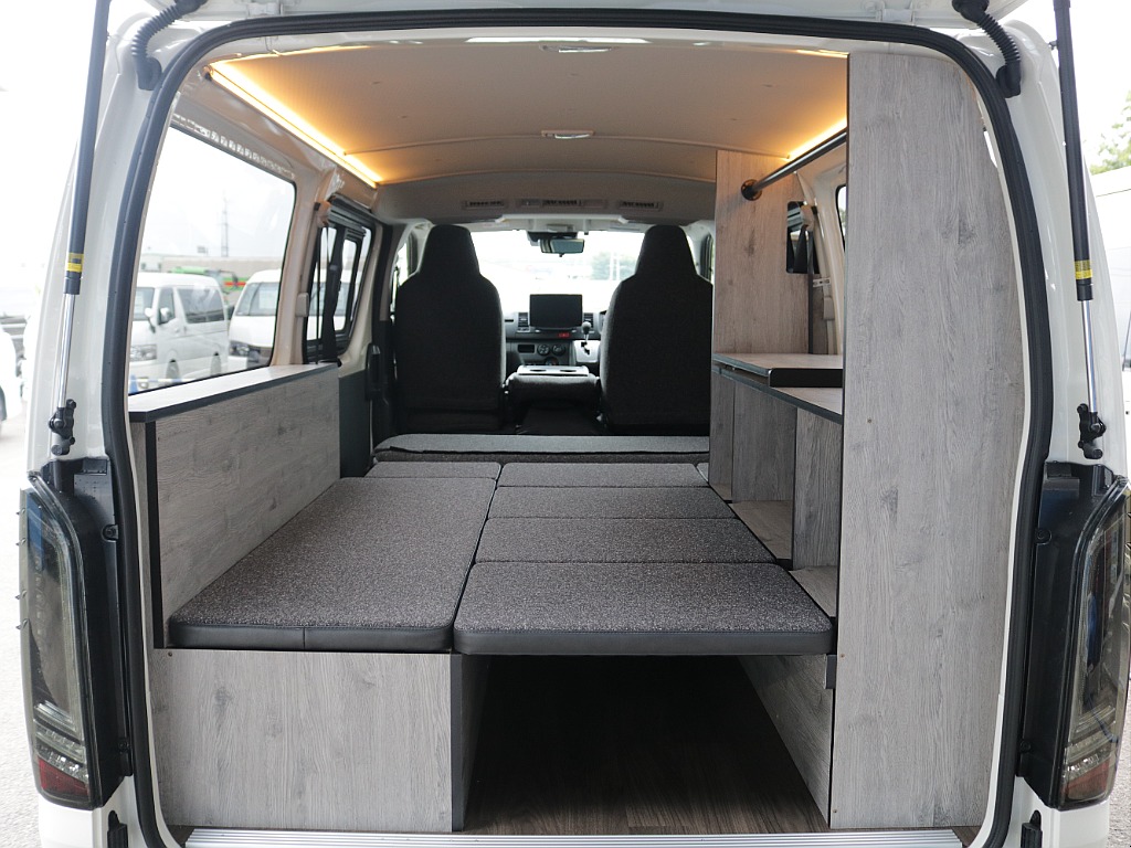 ベットキットも付いておりますので広々空間で車中泊などにもお使いいただけてアウトドアにも使えちゃう車両になっております！！