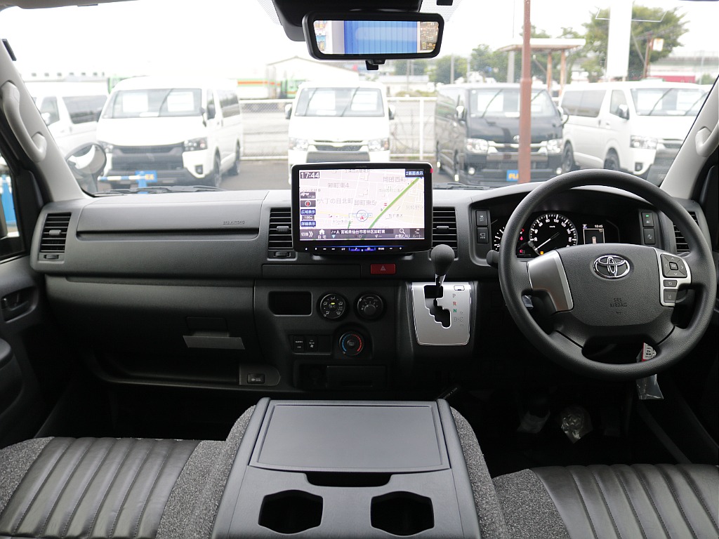 運転席周りも電装系からシートカバーまで充実カスタムとなっております！！