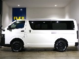 両側スライドドアには小窓付きになっております！！走行中や車中泊の際の換気など役立ちますね♪