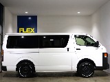 リヤドアは小窓付きなので乗車中や車中泊時も快適にお過ごしいただけます♪
