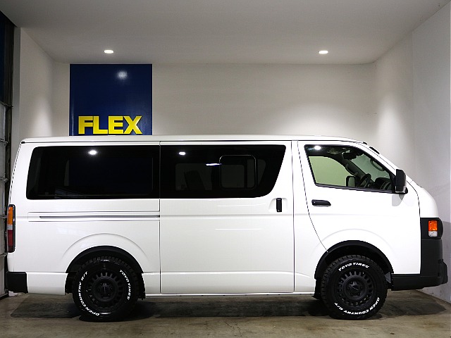 リヤドアは小窓付きなので乗車中や車中泊時も快適にお過ごしいただけます♪