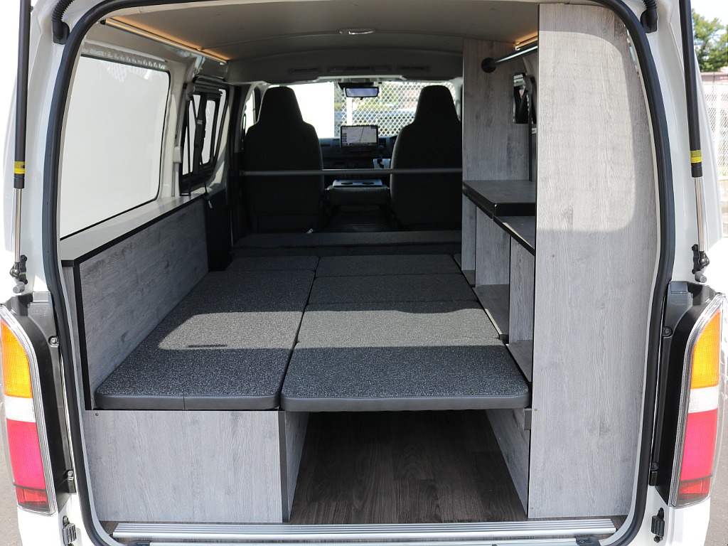 ベットキットも付いておりますので広々空間で車中泊などにもお使いいただけてアウトドアにも使えちゃう車両になっております！！