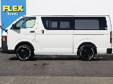 両側スライドドアには小窓付きになっております！！走行中や車中泊の際の換気など役立ちますね♪