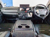 DXならではのセンターコンソールは上げると乗車可能なシートになります！