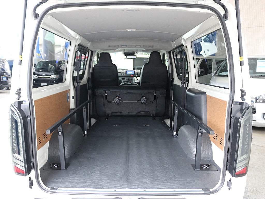 ハイエースならではの広々とした荷室になります！