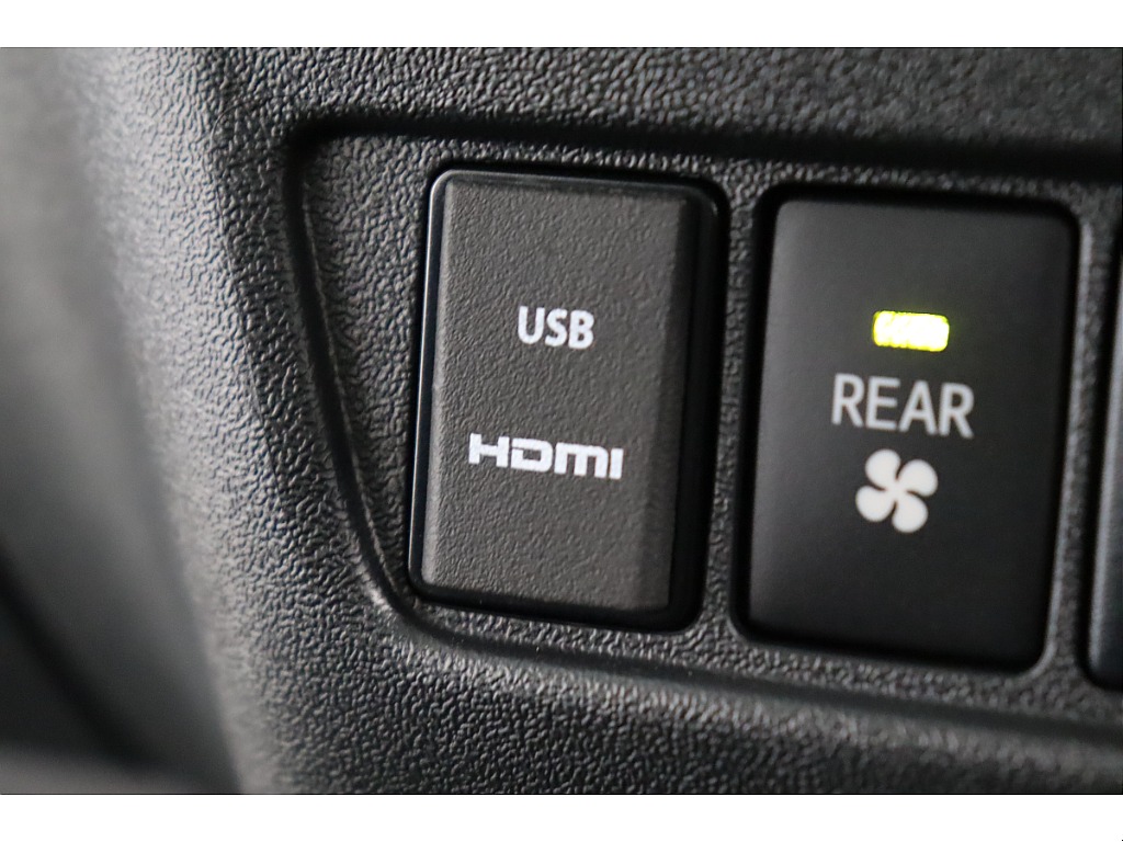 HDMI/USBポート装着でスマホミラーリングも可能！