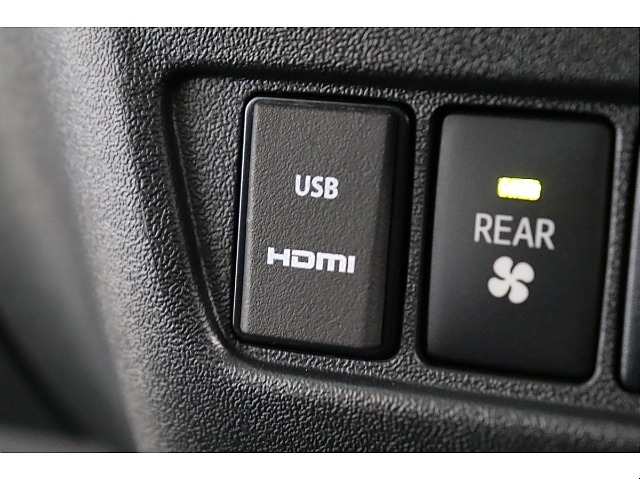 HDMI/USBポート装着でスマホミラーリングも可能！