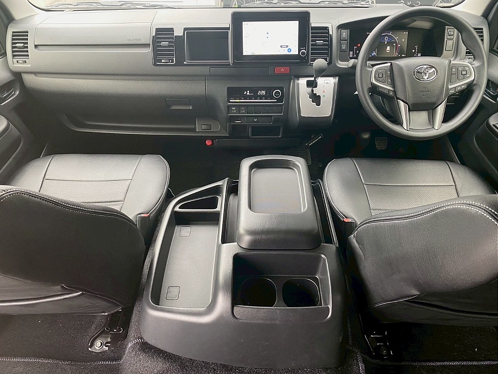 トヨタ ハイエース(3枚目)