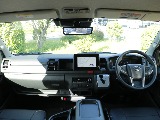運転席・助手席はワイド幅ならではの広々空間！！長距離ドライブでも快適性ばっちり♪