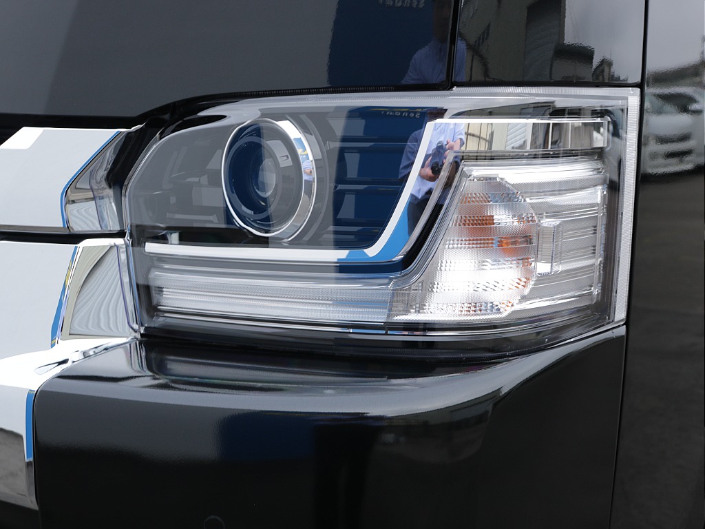 Bi-beam LEDヘッドランプ ロービーム・ハイビーム一体型の高輝度LED 夜間走行時の視認性・対向車などからの被視認性もアップ ?