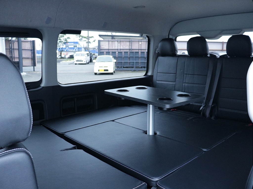 運転席助手席の後ろまでベットキット空間として使用可能ですのでご家族で車中泊などでも広々使えます！！