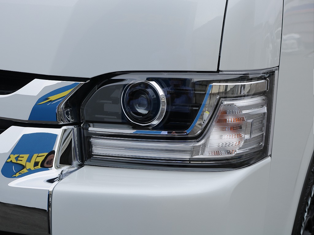 Bi-beam LEDヘッドランプ ロービーム・ハイビーム一体型の高輝度LED 夜間走行時の視認性・対向車などからの被視認性もアップ