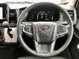ステアリングは一新され、高級感のある印象に！