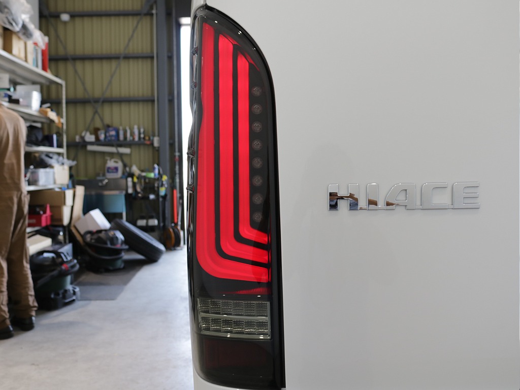 新車ワゴンＧＬ２７００ガソリン４ＷＤファミリーに好評のファミリアシートアレンジ施工済み！８インチディスプレイ純正フリップダウンモニター装備！