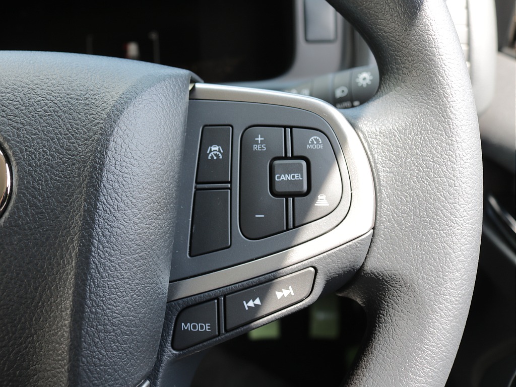新車ワゴンＧＬ２７００ガソリン４ＷＤファミリーに好評のファミリアシートアレンジ施工済み！８インチディスプレイ純正フリップダウンモニター装備！
