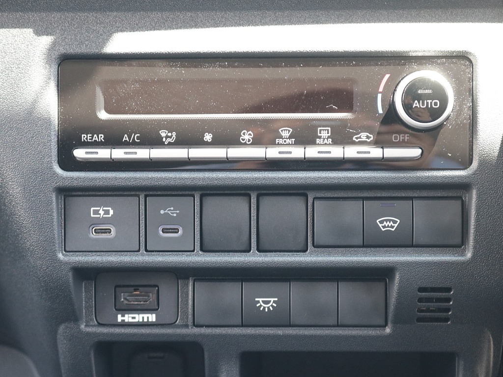 新車ワゴンＧＬ２７００ガソリン４ＷＤファミリーに好評のファミリアシートアレンジ施工済み！８インチディスプレイ純正フリップダウンモニター装備！