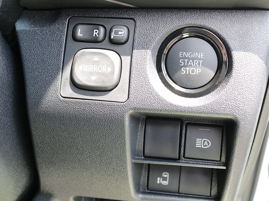 新車ワゴンＧＬ２７００ガソリン４ＷＤファミリーに好評のファミリアシートアレンジ施工済み！８インチディスプレイ純正フリップダウンモニター装備！