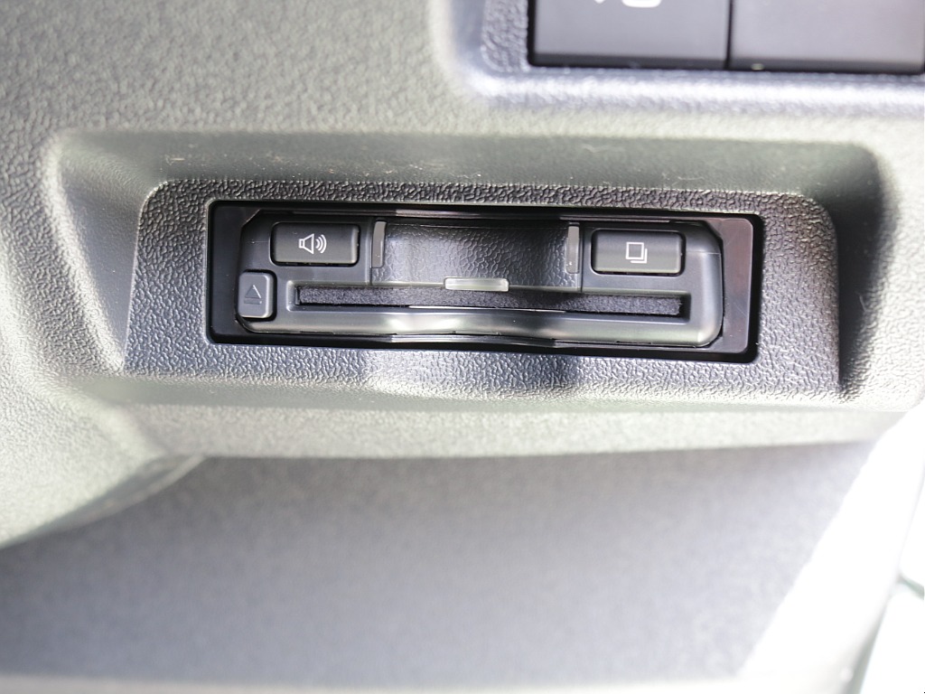 新車ワゴンＧＬ２７００ガソリン４ＷＤファミリーに好評のファミリアシートアレンジ施工済み！８インチディスプレイ純正フリップダウンモニター装備！