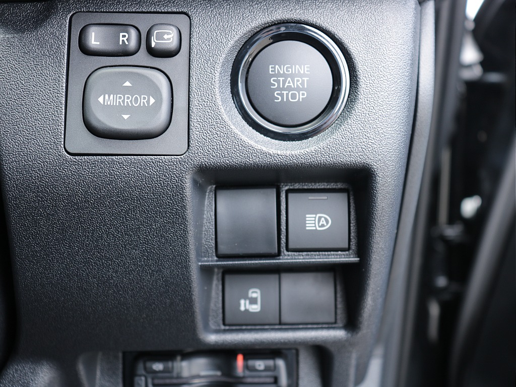 プッシュスタート・ETC・ステアリングスイッチなど運転するうえで役立つ装備が充実しております！
