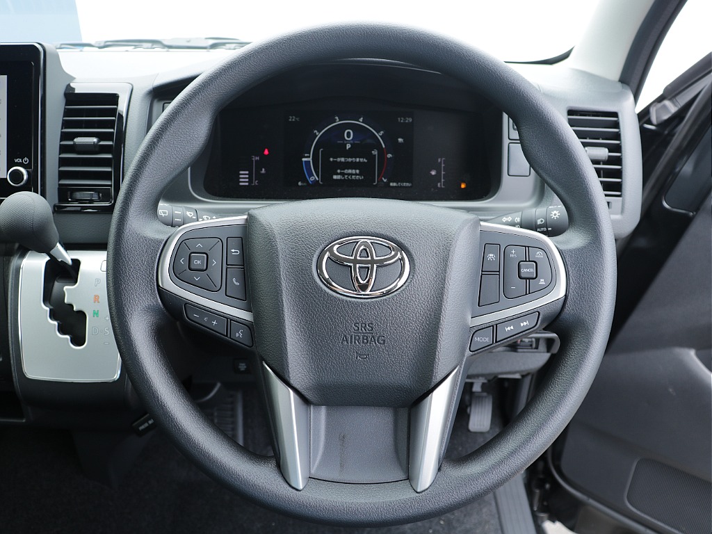 9型ならではのステアリング！クルーズコントロールも搭載していて長期ドライブも楽々できちゃいます♪