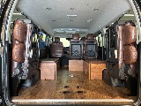 リアを跳ね上げれば荷室スペースも確保可能！