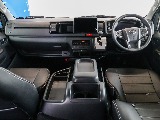９型へのマイナーチェンジで一新された運転席周りとなっております！