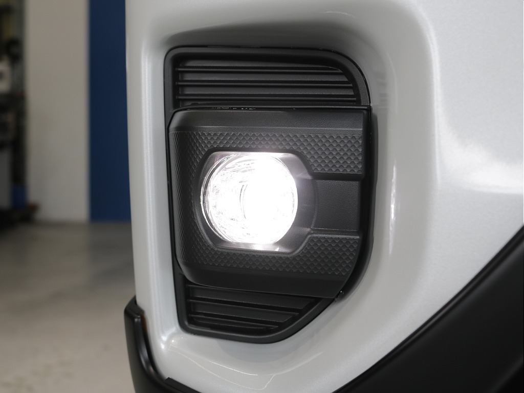 新車ワゴンＧＬ２７００ガソリン４ＷＤファミリーに好評のファミリアシートアレンジ施工済み！８インチディスプレイ純正フリップダウンモニター装備！