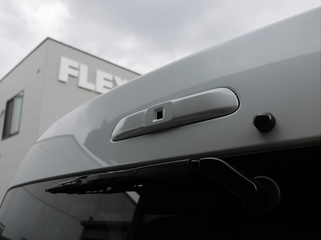 新車ワゴンＧＬ２７００ガソリン４ＷＤファミリーに好評のファミリアシートアレンジ施工済み！８インチディスプレイ純正フリップダウンモニター装備！