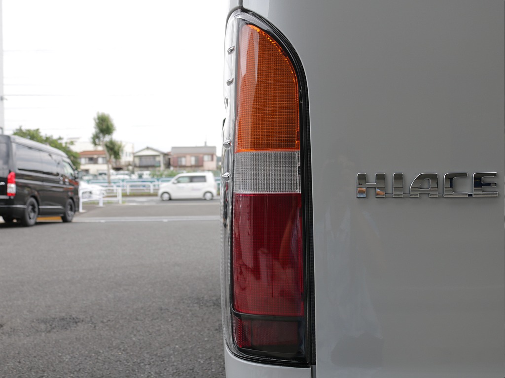 新車ワゴンＧＬ２７００ガソリン４ＷＤファミリーに好評のファミリアシートアレンジ施工済み！８インチディスプレイ純正フリップダウンモニター装備！