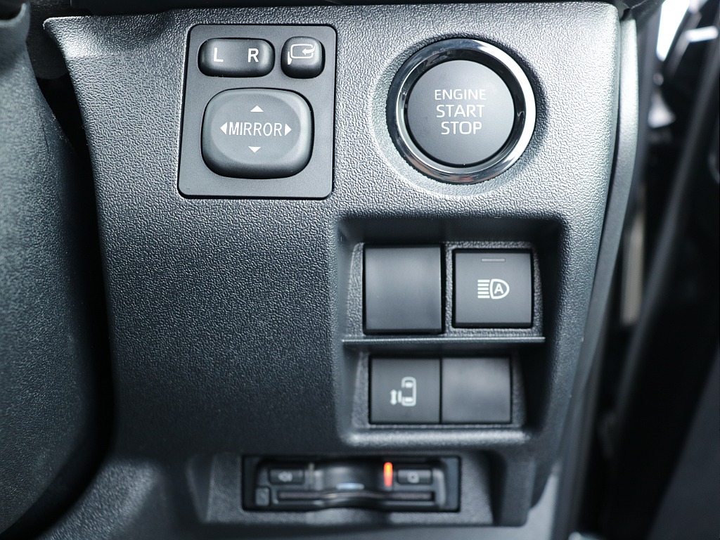 プッシュスタートなど運転する際役立つ装備も充実しております♪