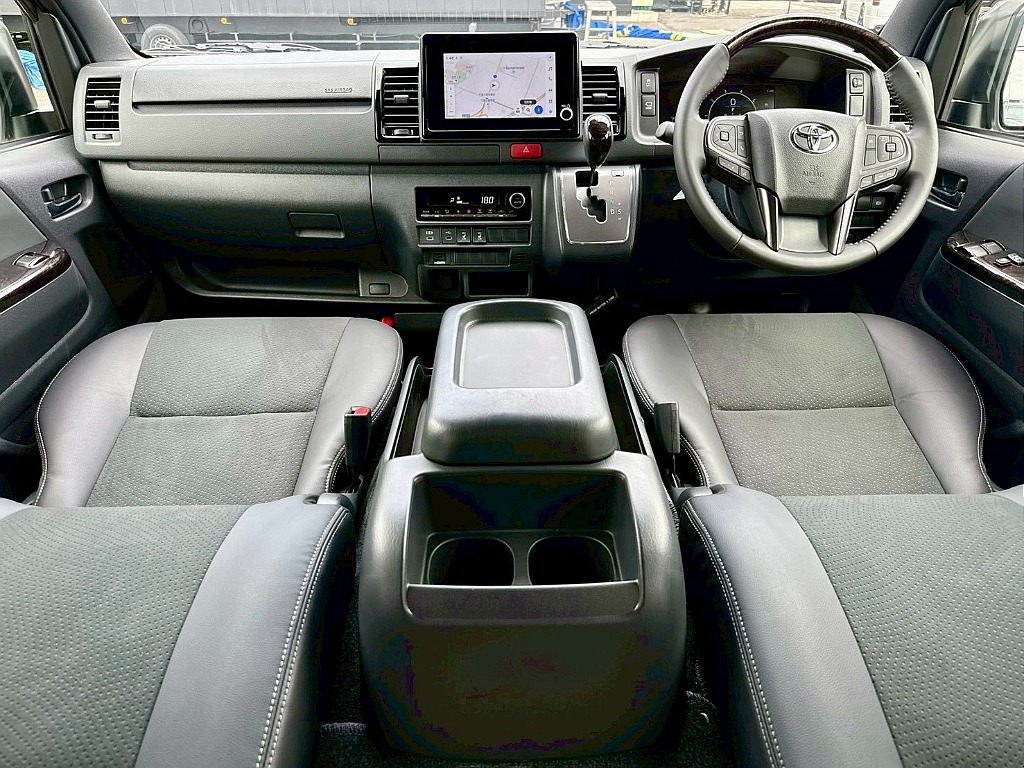 新車９型ハイエースバンをベースに内装アレンジを施した一台が入庫いたしました♪