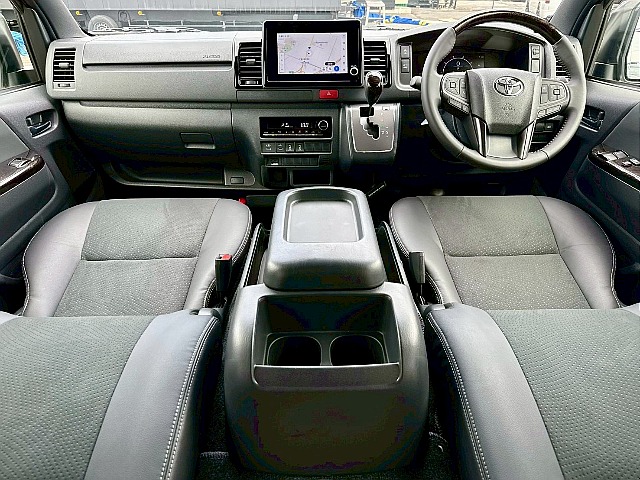 新車９型ハイエースバンをベースに内装アレンジを施した一台が入庫いたしました♪